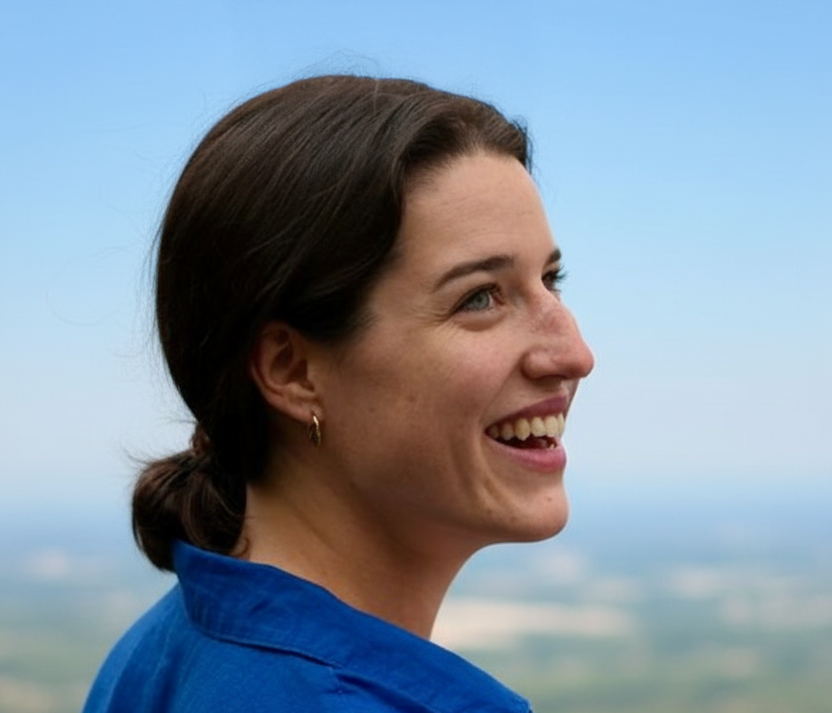 Psychologin & Coach Carolin Heemann mit freudigem Lachen